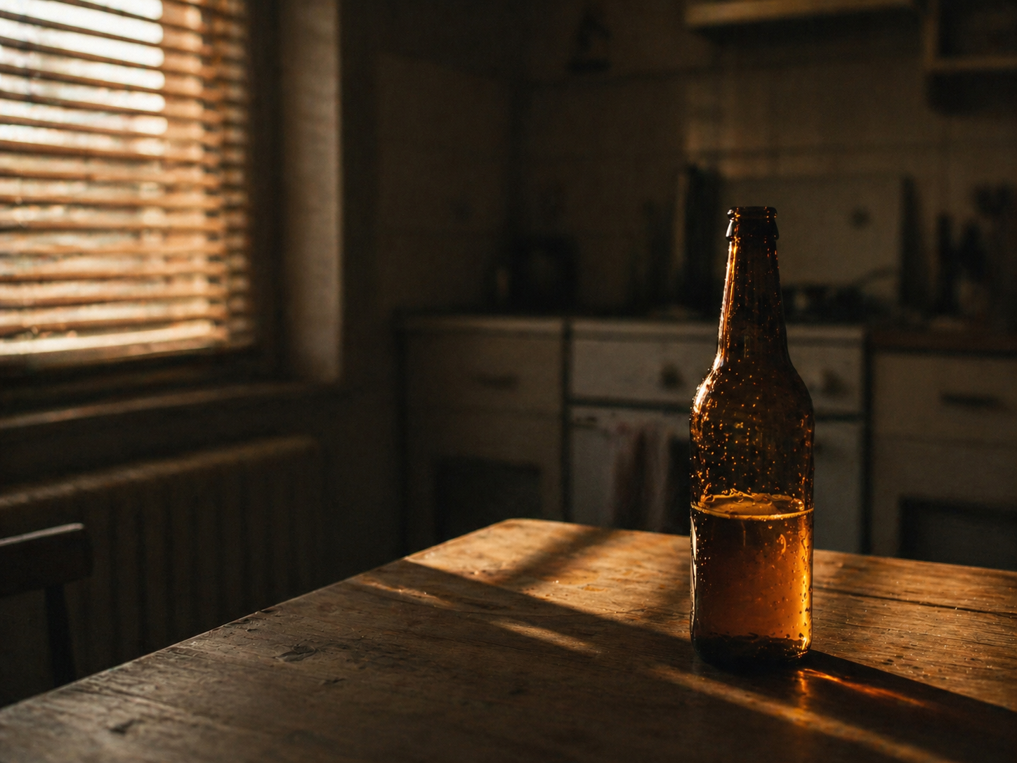 Sticlă de bere amber, contralumină de după-amiază